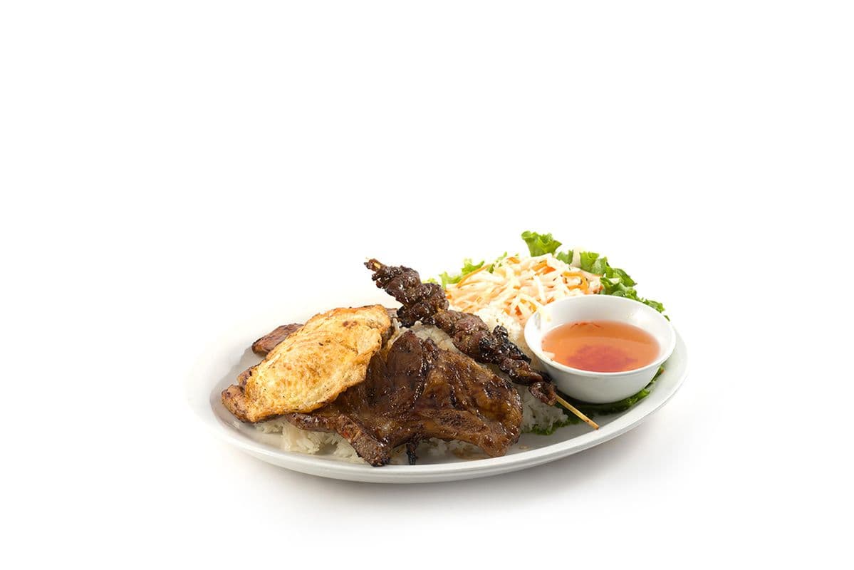 44. Côtelette de porc, brochette de bœuf et œuf sur riz blanc / Pork Chop, Beef Brochette, and Egg on White Rice