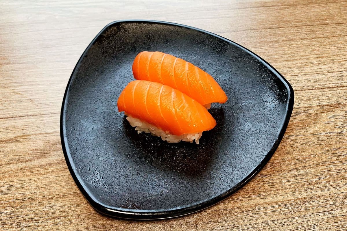 105. Sushi au saumon