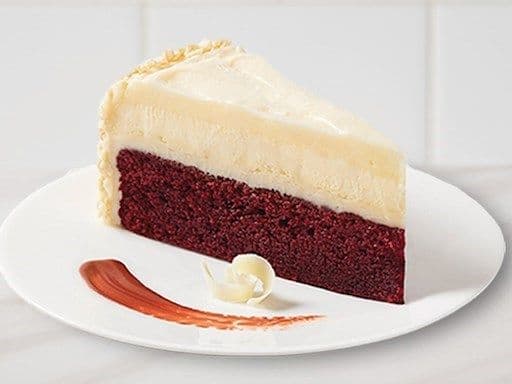 Red Velvet Cheesecake slice / Tranche de Gâteau au Fromage Velours rouge