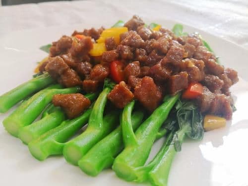 Boeuf sauté avec chou frisé chinois / Stir-Fried Beef with Chinese Kale