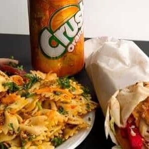 Pita and 2 Choices of Salad / Pita et 2 choix de salades