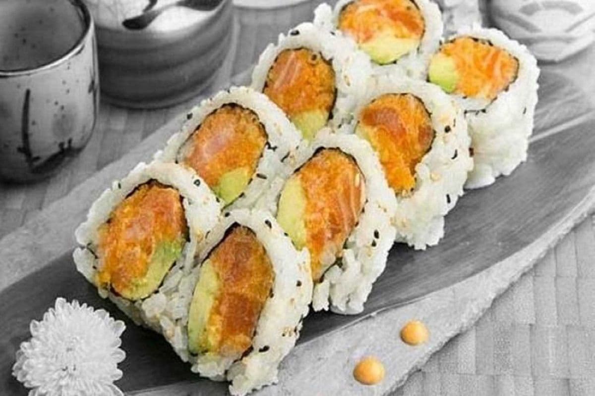 Spicy Salmon & Avocado Roll (8 pcs)