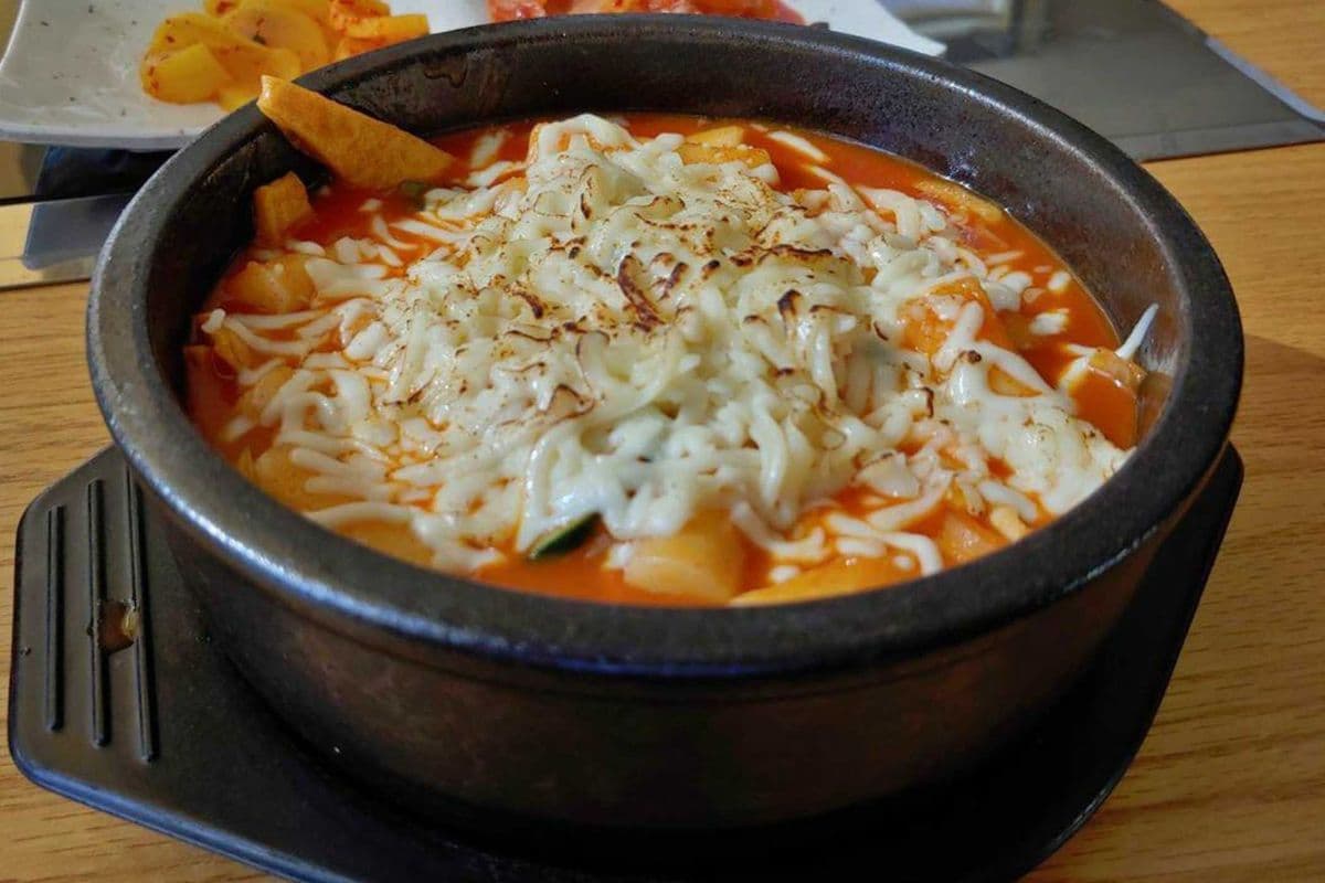 K4. Cheese Spicy Rice Cakes (Cheese Tteokbokki)