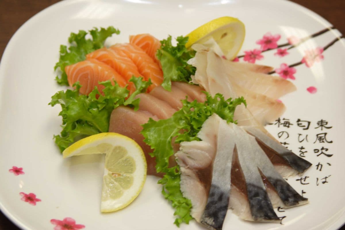 Assorted Sashimi (16 pcs)