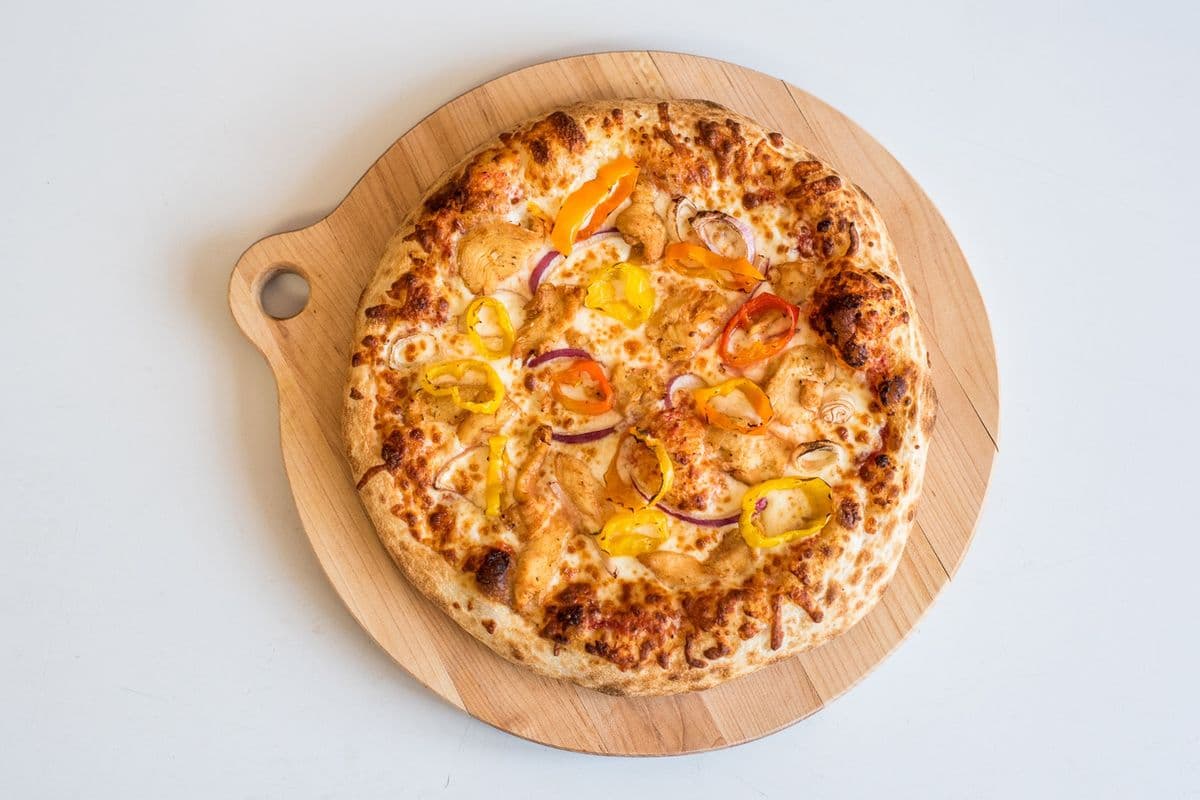 Une pizza au poulet 14" / One Chicken Pizza 14"