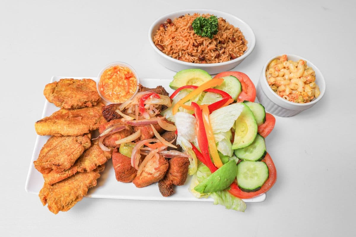 Bananes Pesées avec griot (porc, plat large)