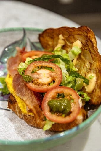 Croissant œuf, fromage et bacon / Croissant with egg, cheese and bacon