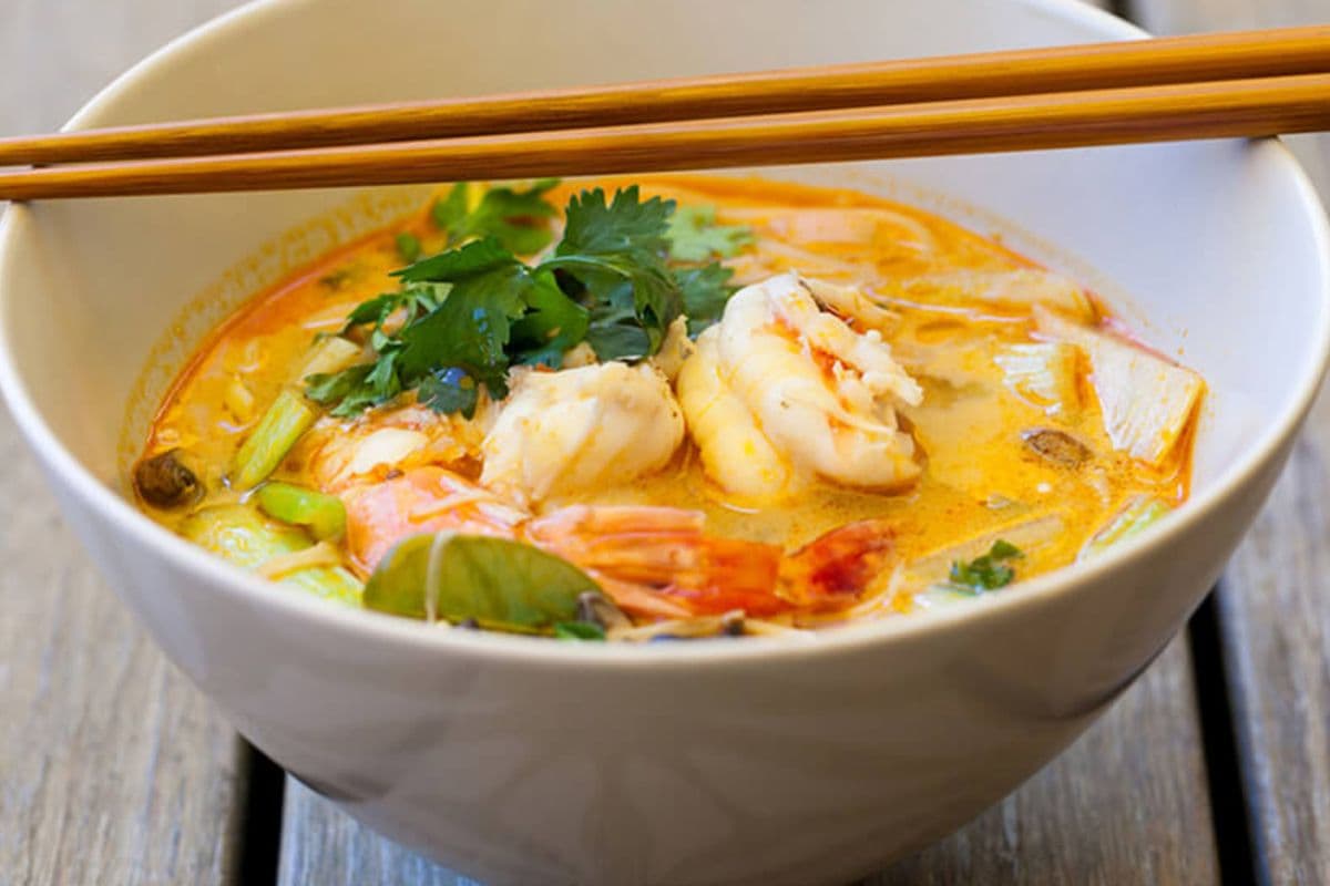 Tom yum au poulet avec des tomates, ananas et lait de coco / Tom Yum With Tomatoes, Pineapple and Coconut Milk