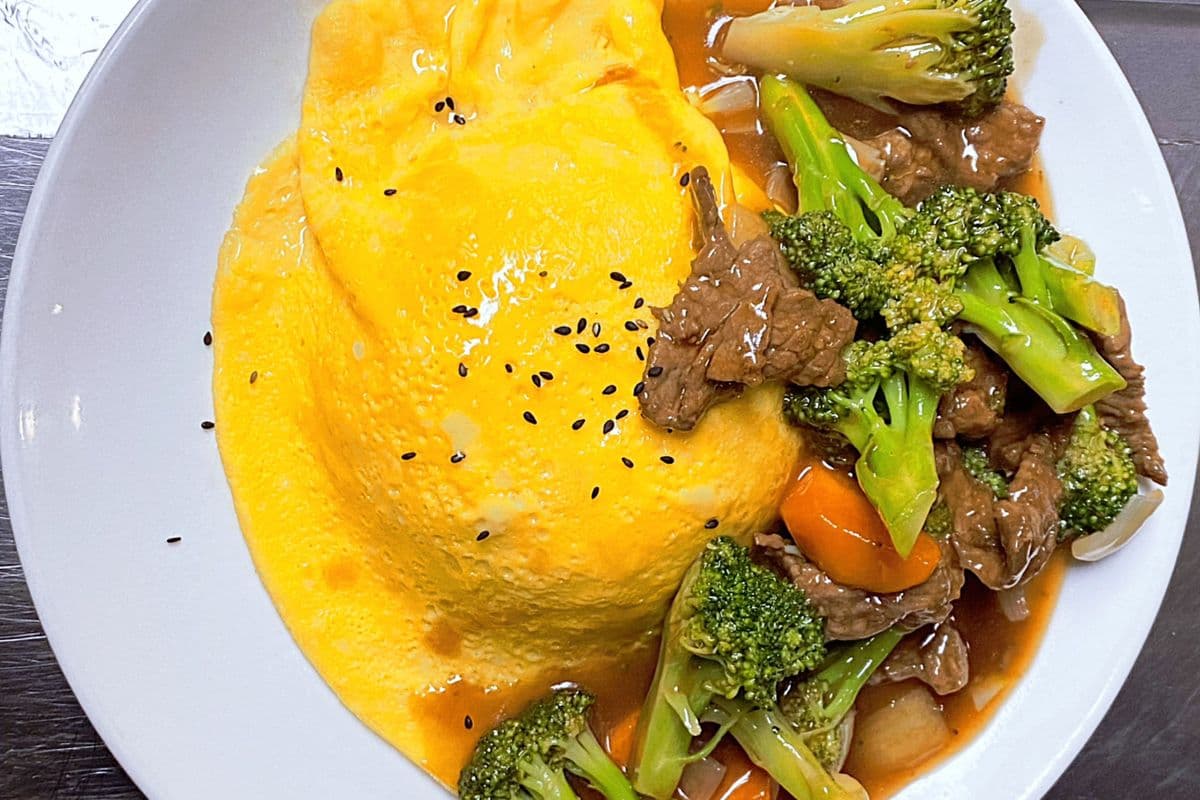 B8. Egg Wrapped Rice with Beef Broccoli 百加利牛肉蛋包饭