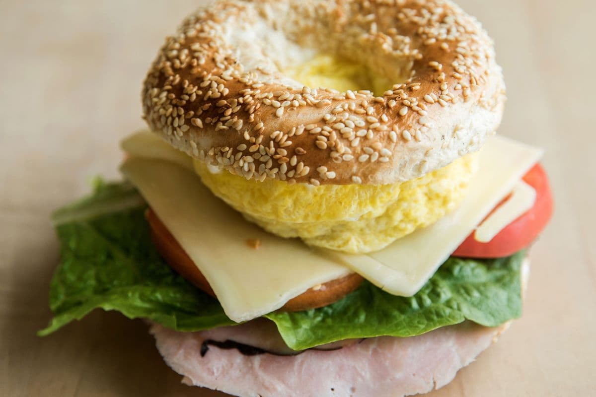 Bagel à la coque de luxe / Breakfast Sandwich Deluxe