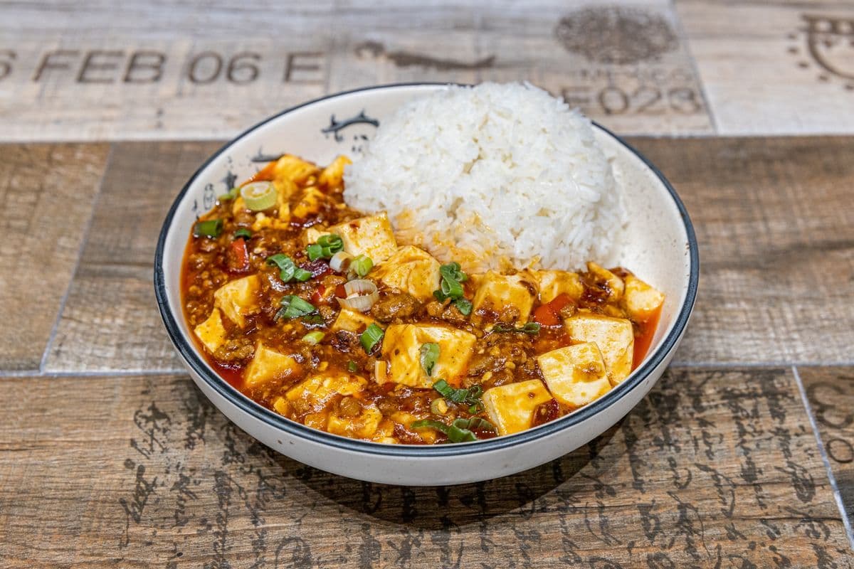 外婆家的麻婆豆腐盖饭 (辣)Mapo Tofu Rice Bowl (Spicy)