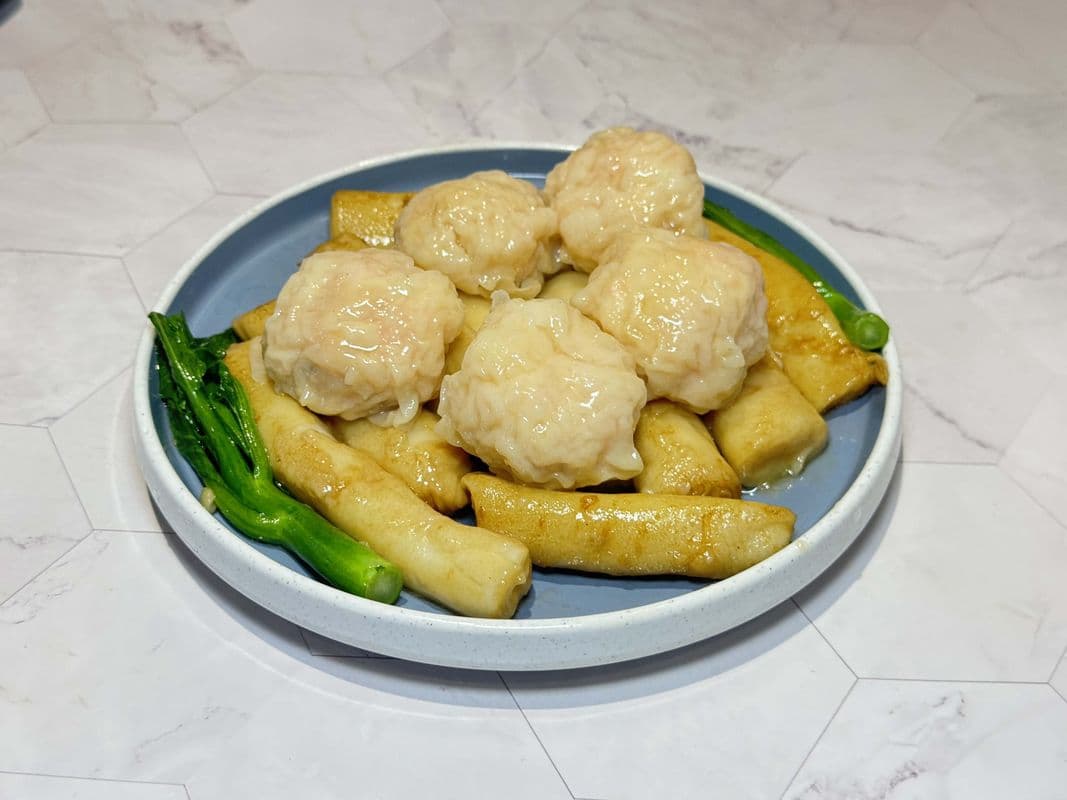 Pan Fried Rice Flour Rolls with Prawn Wontons / 鮮蝦雲吞煎腸粉.