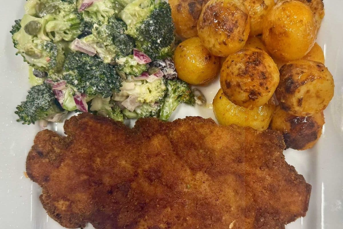 1pc Crispy Chicken Cutlet + 2 Sides