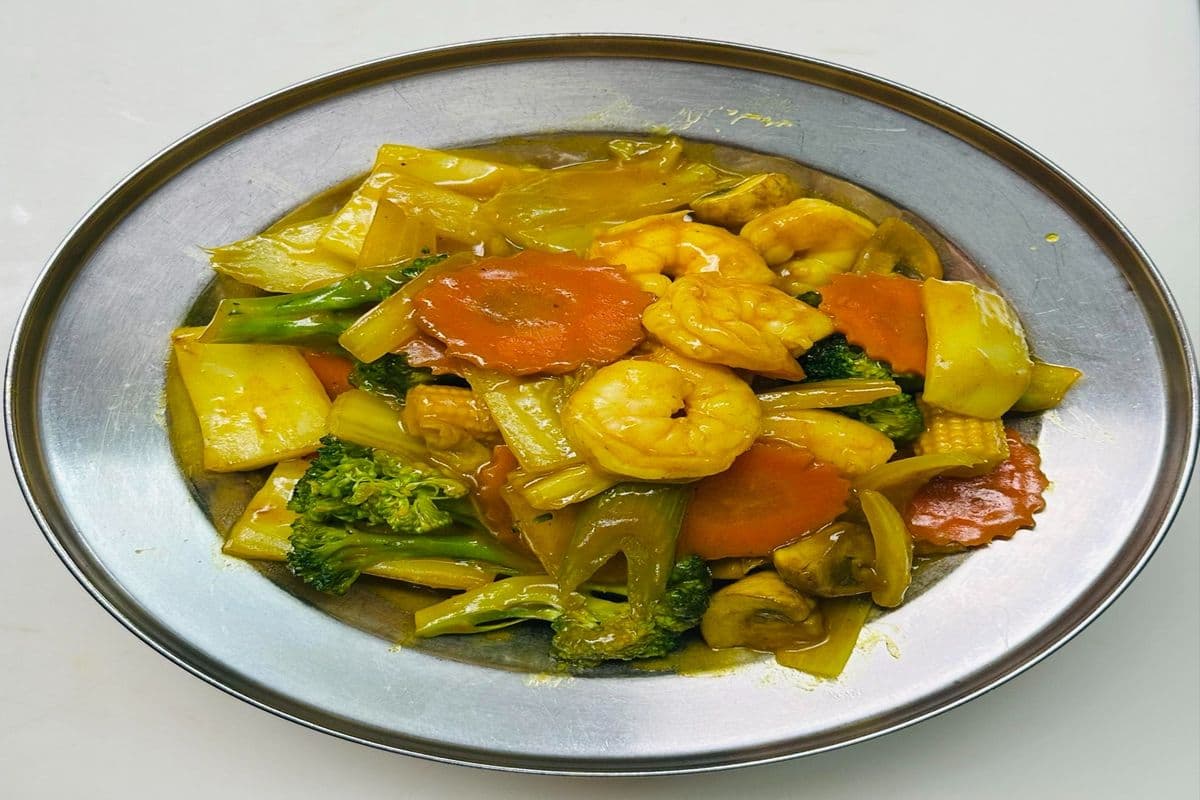 Curried Shrimp (8 Pieces) and Vegetables(Napa, carrot, mushroom, celery, baby corn and broccoli)