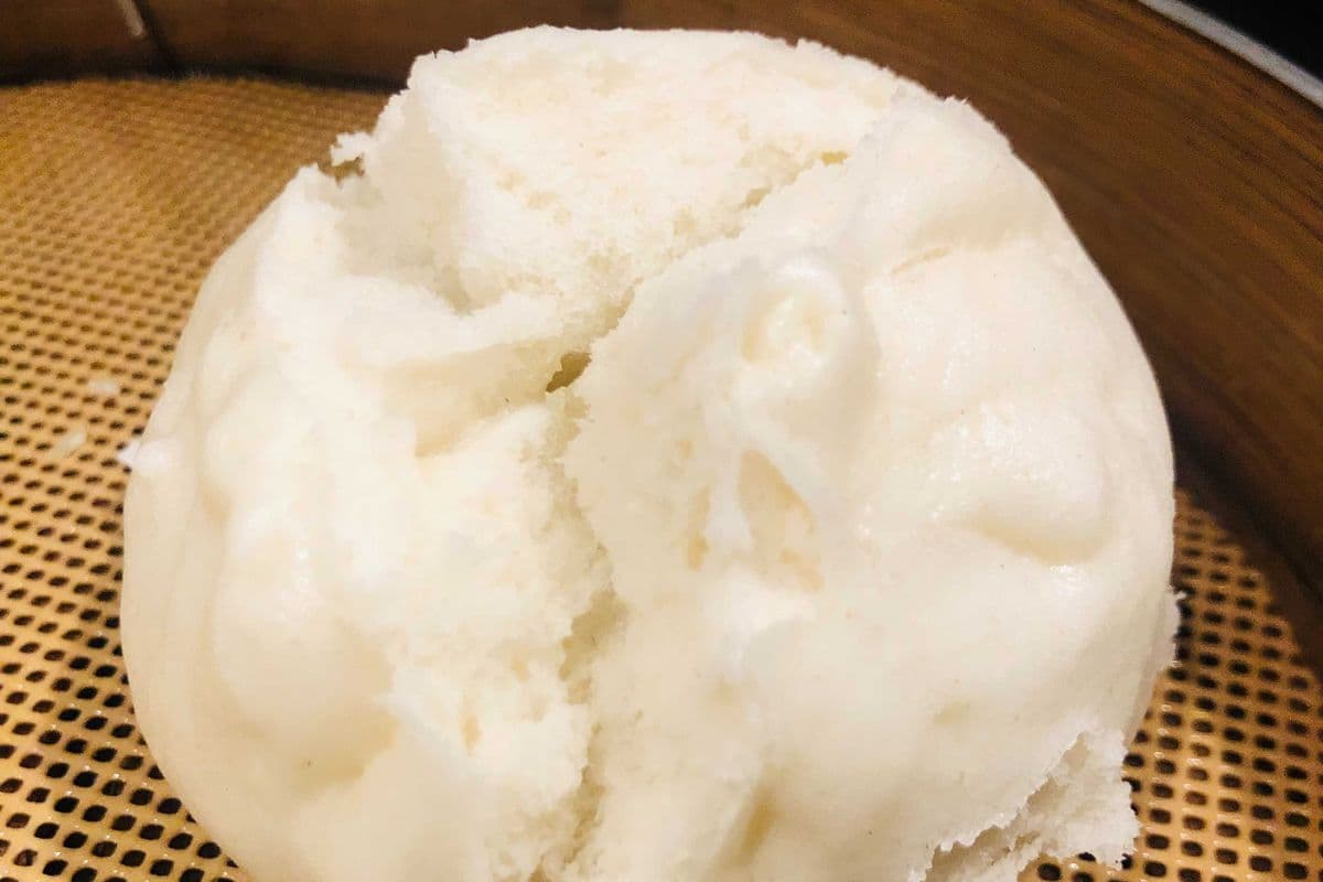 60. poulet bao /chicken shiitake bun(3) 鸡菇包 (3 pieces)
