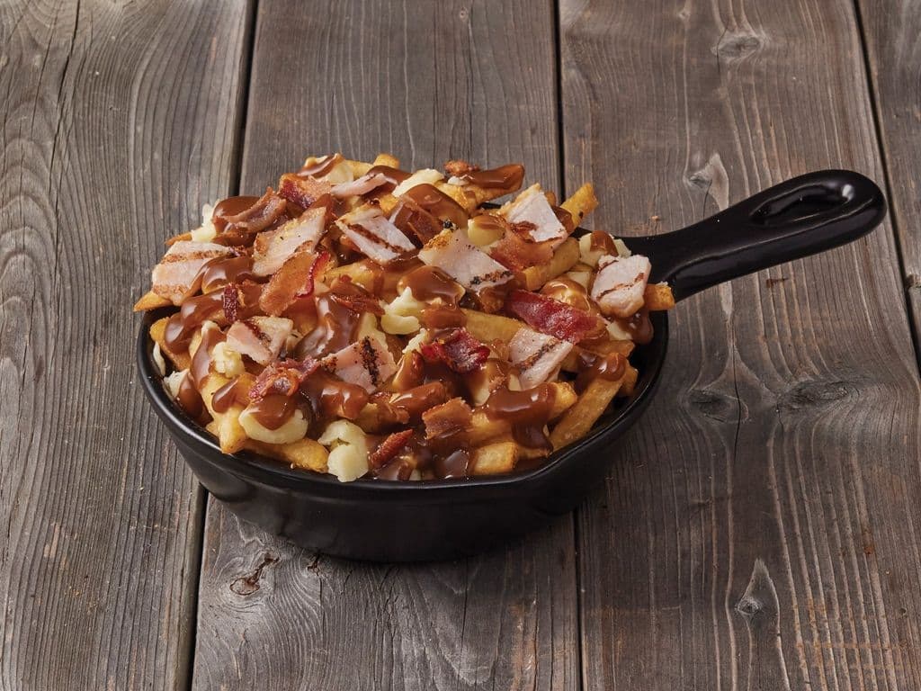 Poutine Avec bacon et saucisse / With Bacon and Sausage