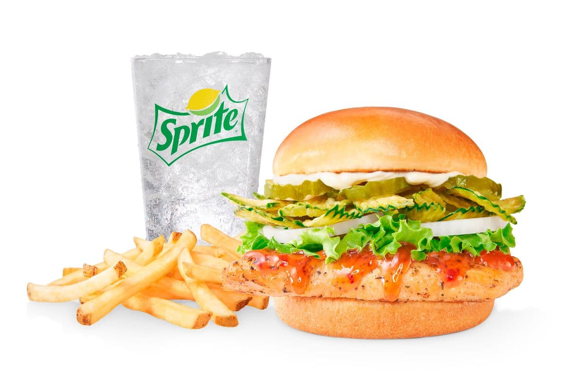 Combo sandwich de poulet grillé au chili thaï sucré / Sweet Thai Chili Grilled Chicken Sandwich Combo (Cals: 680-1100)