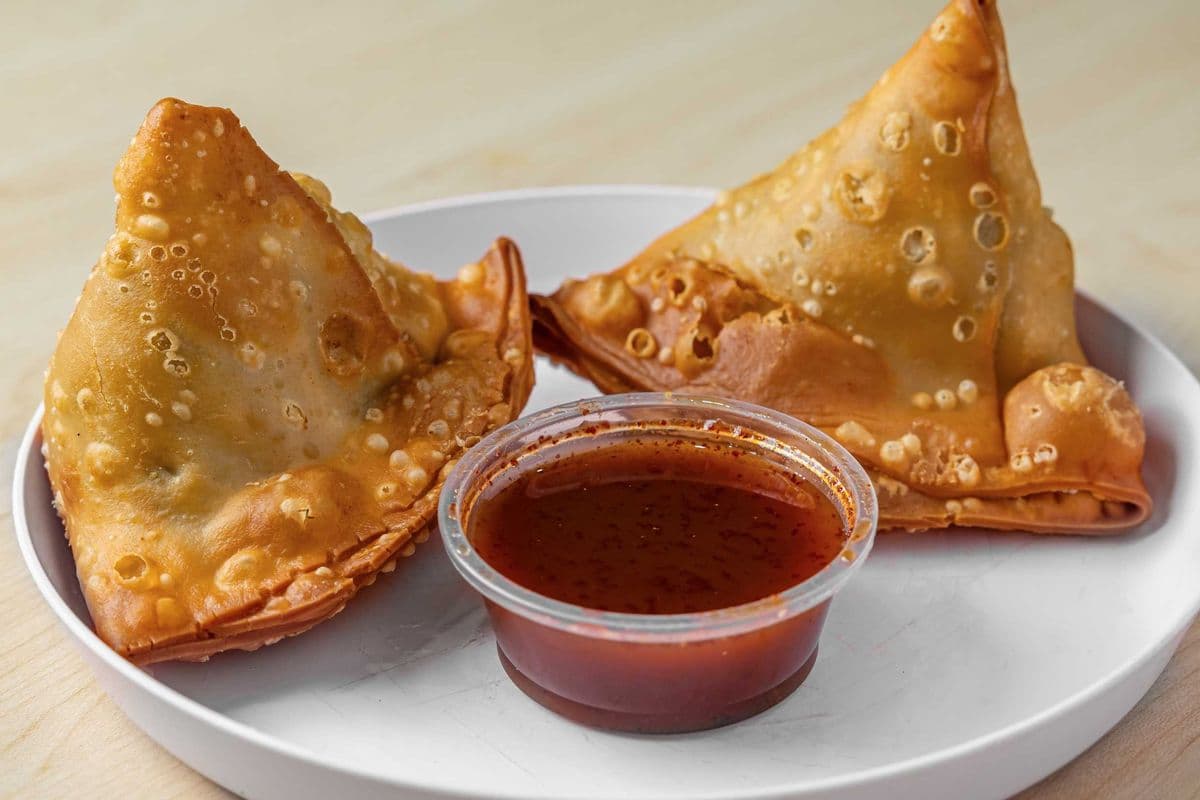 Samosa Punjabi (2) with Chutney