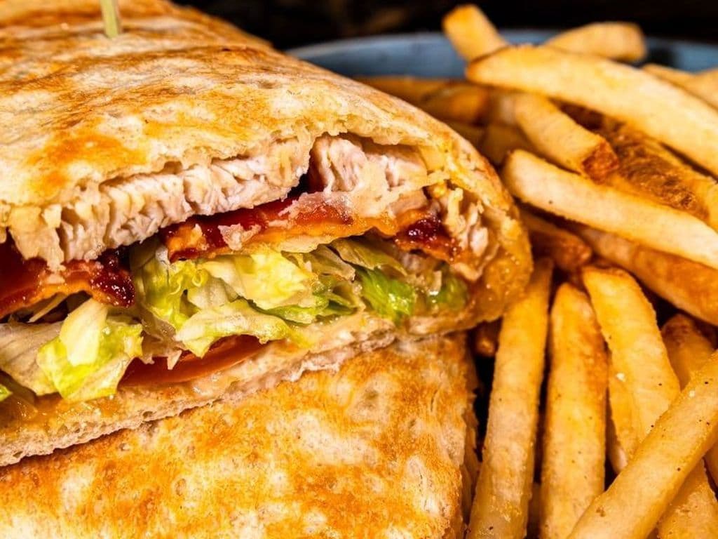 CHICKEN CLUB SANDWICH