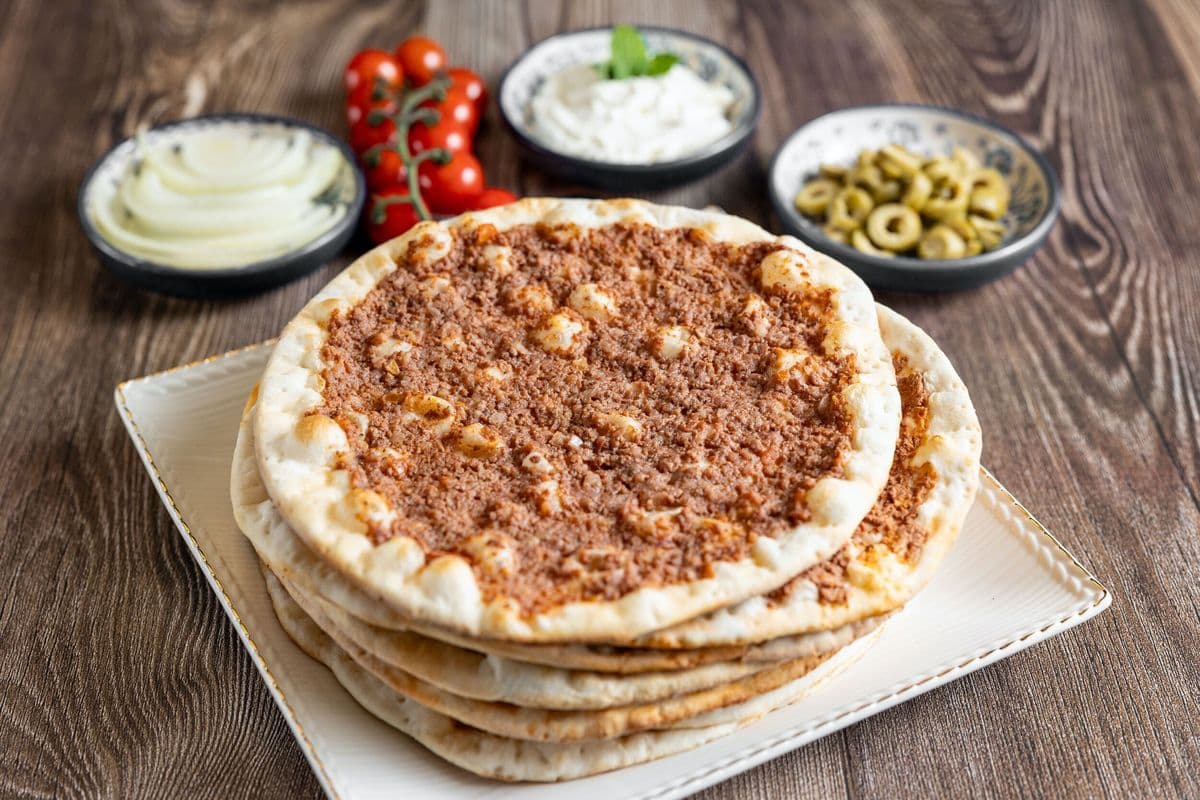 Manakeesh viande régulière (6 mcx) / Regular Meat Manakeesh (6 Pcs)
