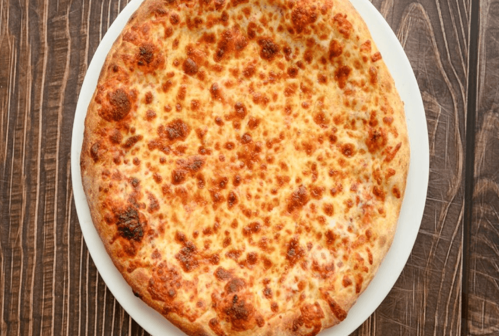Moyenne pizza délicieuse de base