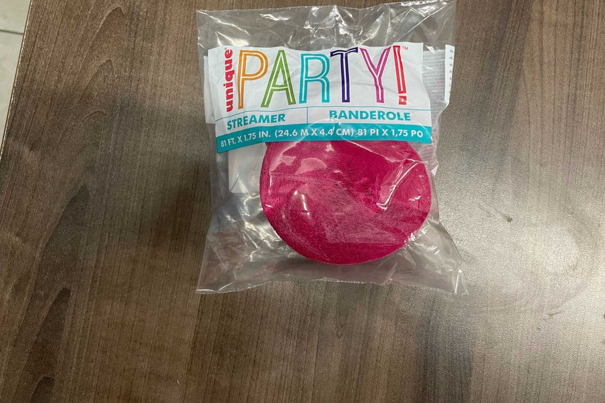 Streamer Hot Pink Crepe (81ft)