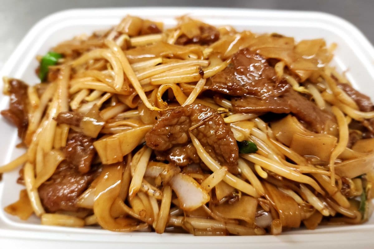 96. Beef and Bean Sprout Flat Noodles in Soya Sauce