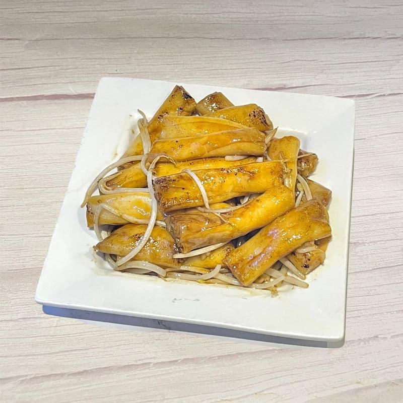 Pan Fried Rice Flour Rolls in Soy Sauce / 豉油皇煎腸粉.
