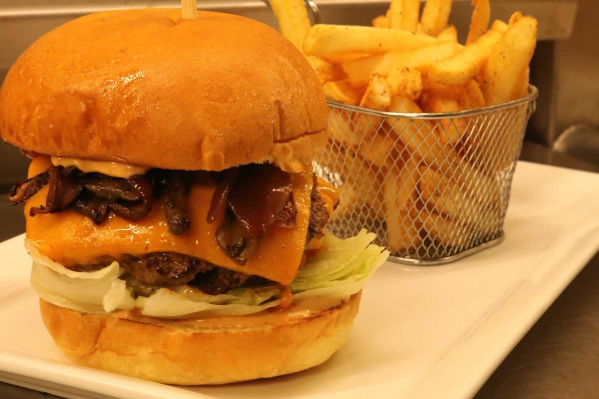 Bimini's Classic Burger