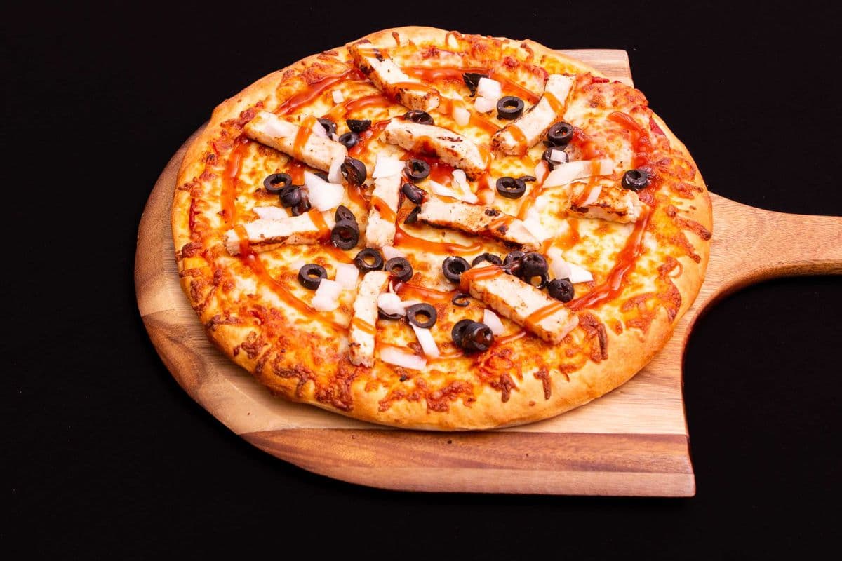 Pizza large au poulet barbecue