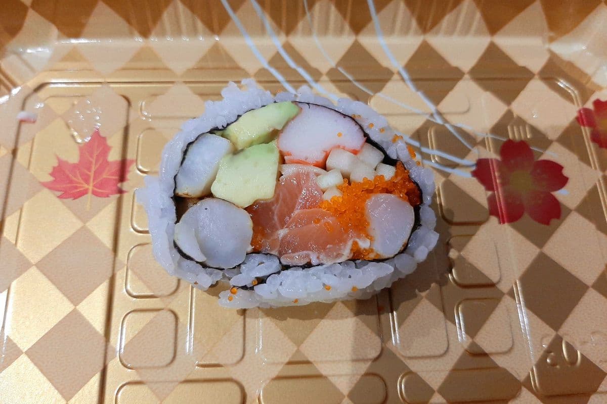 98. Coquitlam Roll(Torched Salmon, Torched Albacore Tuna, Torched Scallop, Avocado, Cucumber, Crab stick, Fish Roe in+Top.)