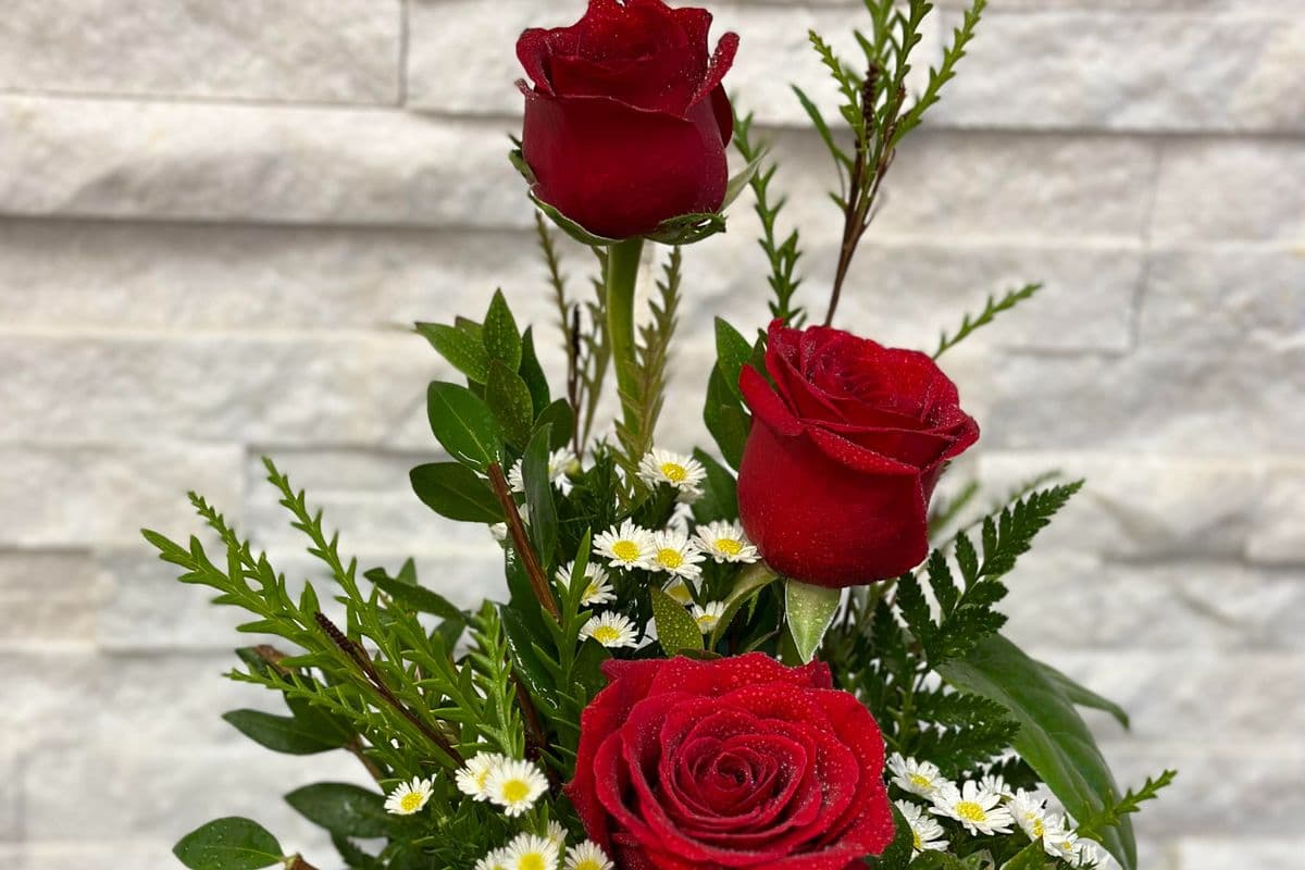 Vase arrangement with 3 roses