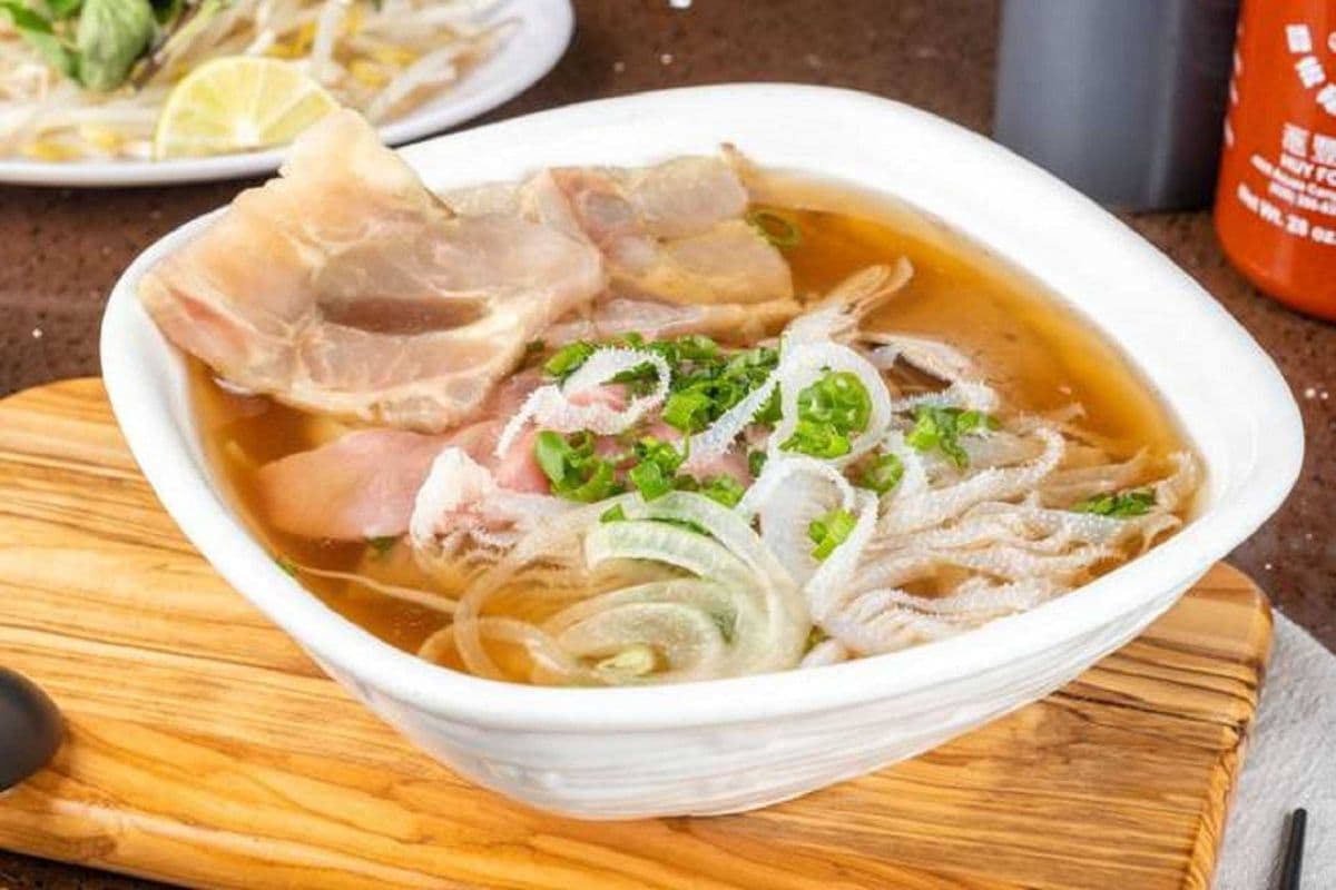 105 - Rare Beef and Flank Brisket Noodle Soup （生牛肉，牛腩粉) - Pho Tai Nam
