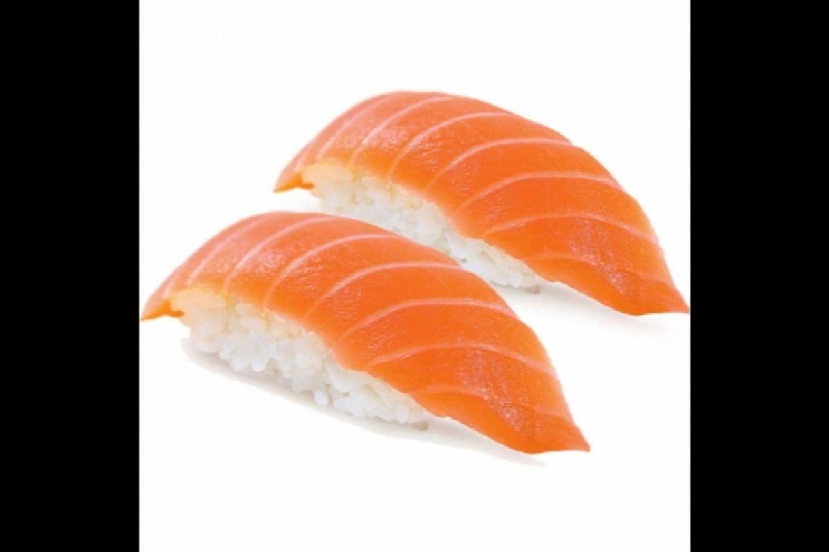 E02. Salmon Nigiri (1 pc)