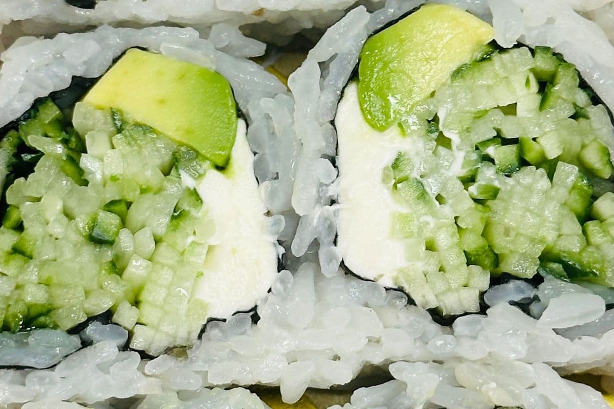 Cheese Avocado Cucumber Roll (8 Pcs)