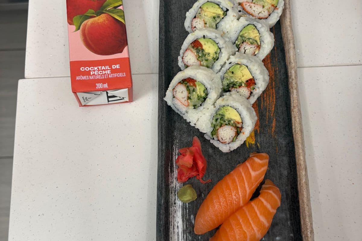 Spicy Salmon Crunch Roll（ 8PC)+ Salmon Sushi(2pc)+Juice(200ml)