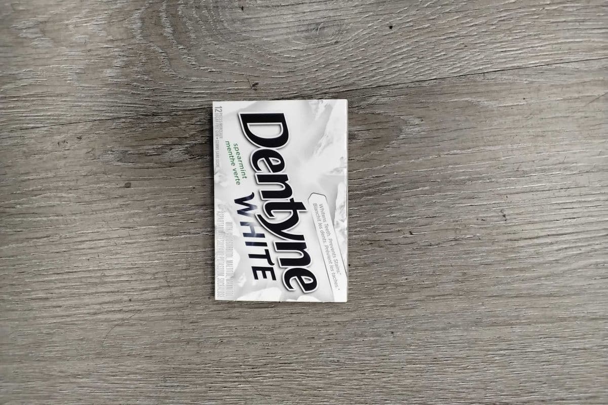 Dentyne white spearmint gum (12 pieces )