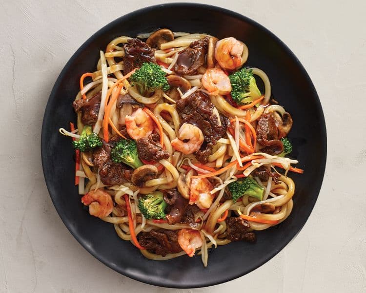 Teppanyaki au bœuf et aux crevettes avec nouilles