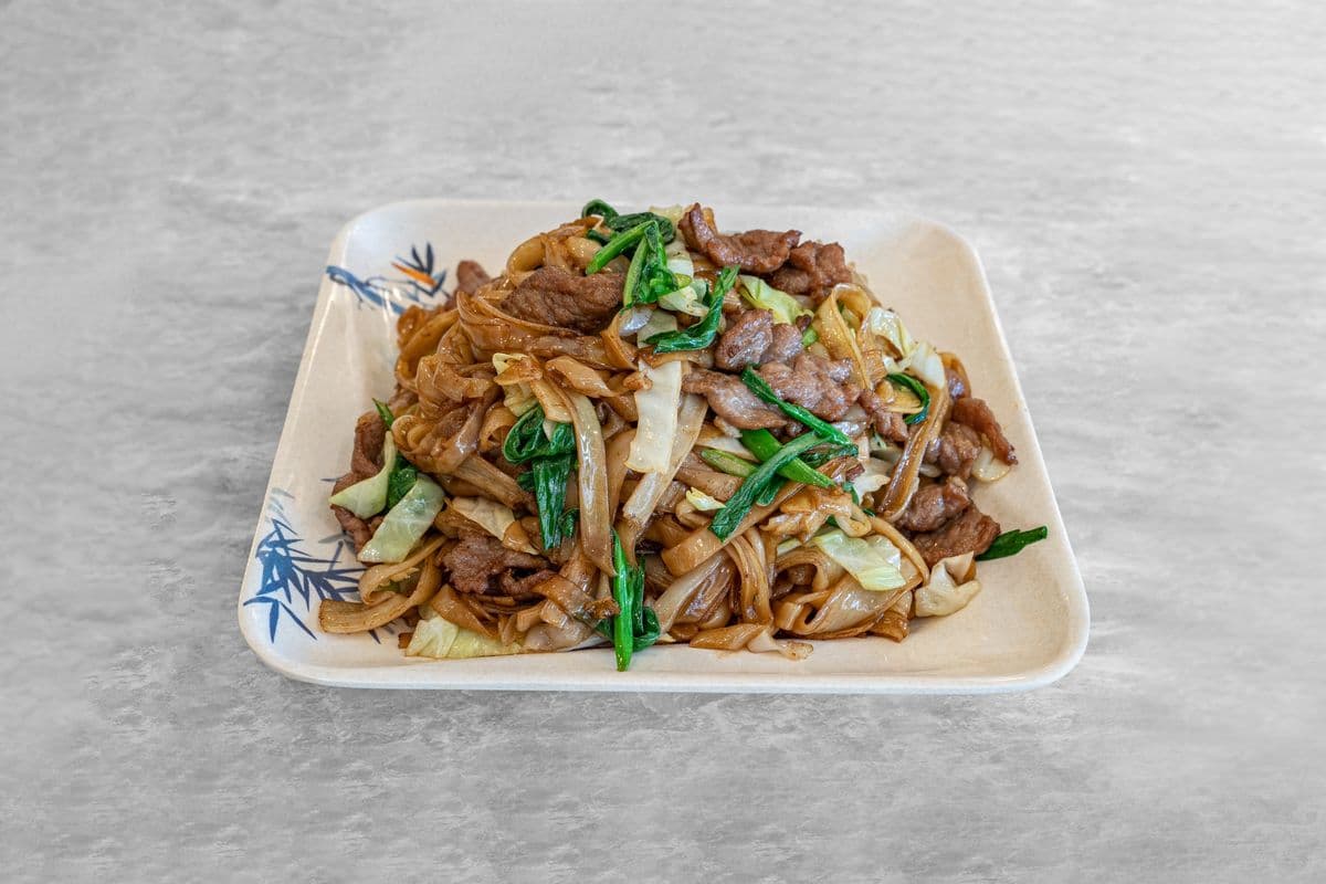 61. Stir-Fried Rice Noodle with Beef in Soy Sauce 干炒牛河