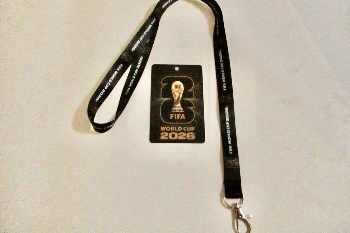 FIFA Fan Card & Lanyard (1)