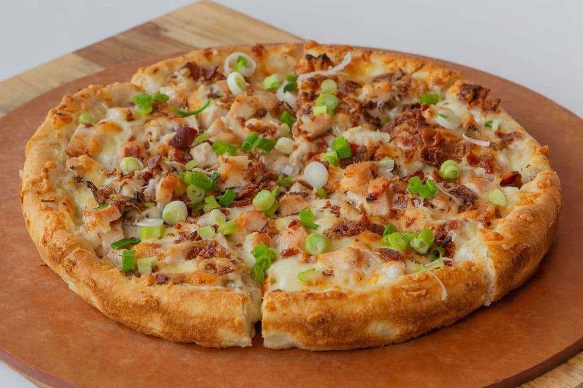 Medium Chicken Alfredo Pizza