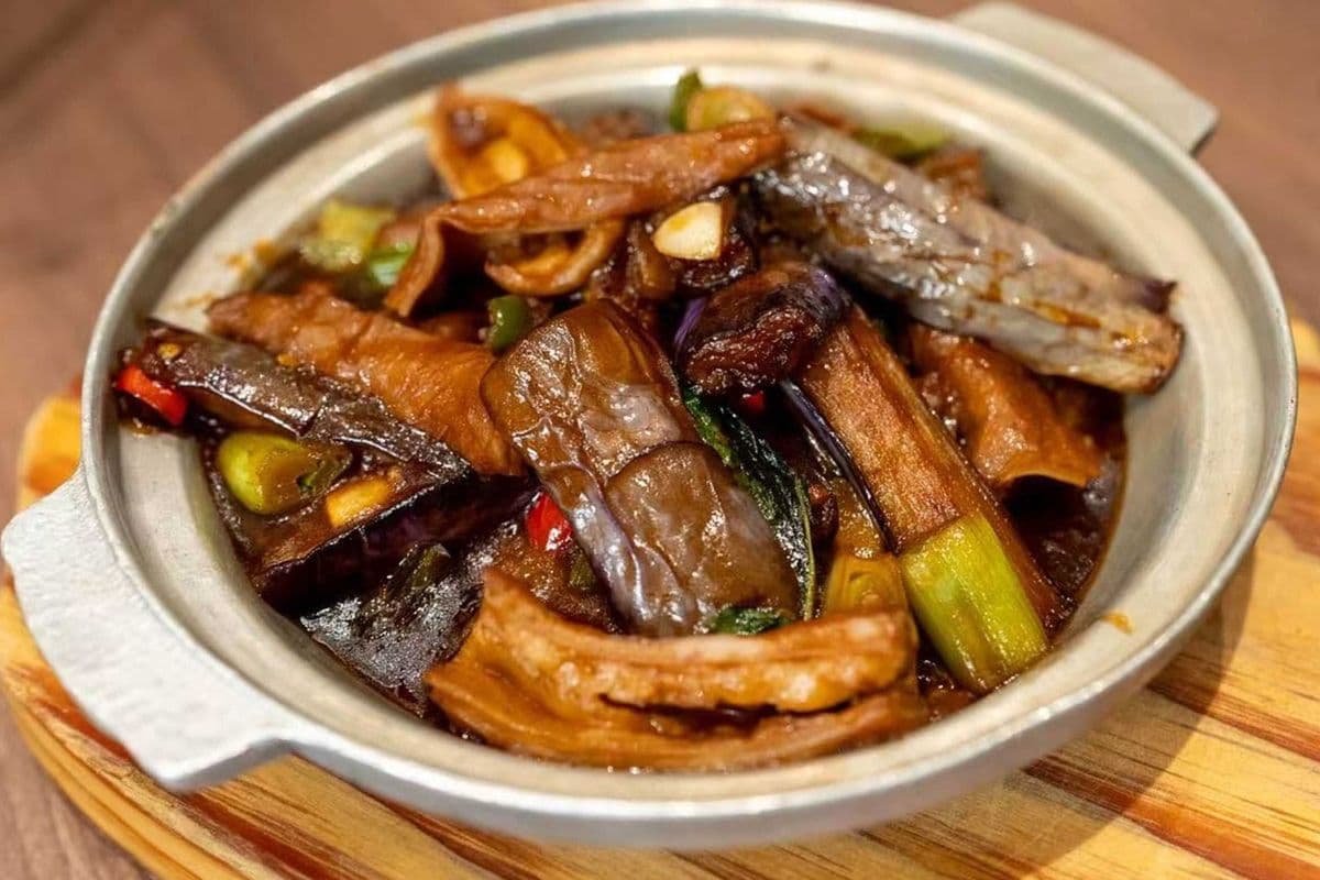 Stewed Pork Intestines & Eggplant in Spicy Soy Sauce /茄腸煲