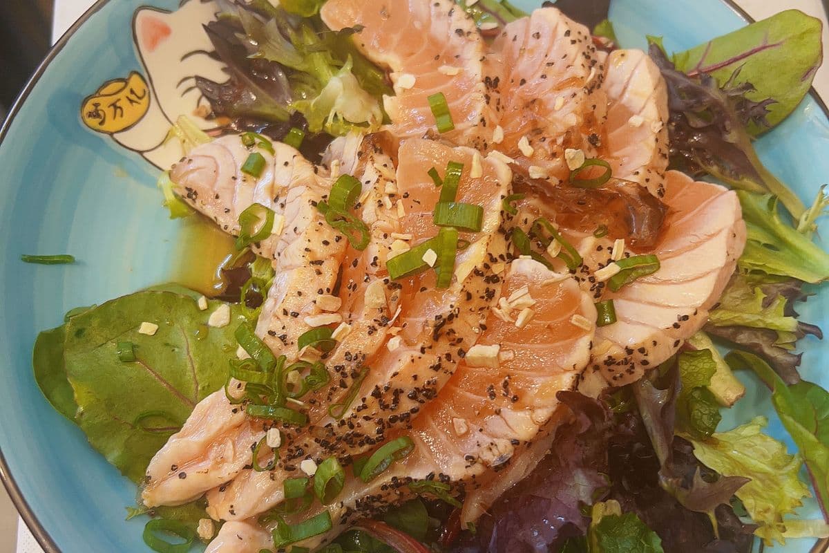 8pcs salmon tataki （8片三文鱼炙烧）