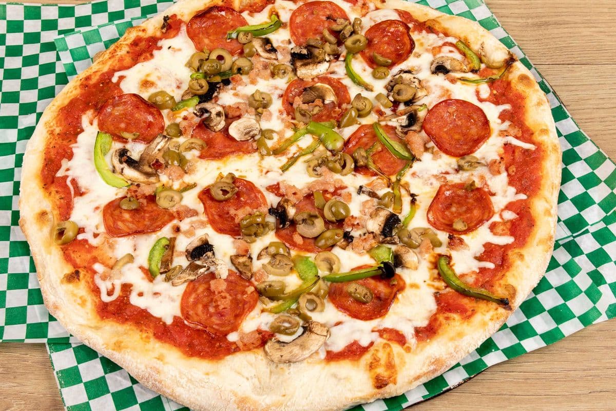14'' Medium Deluxe Special Pizza