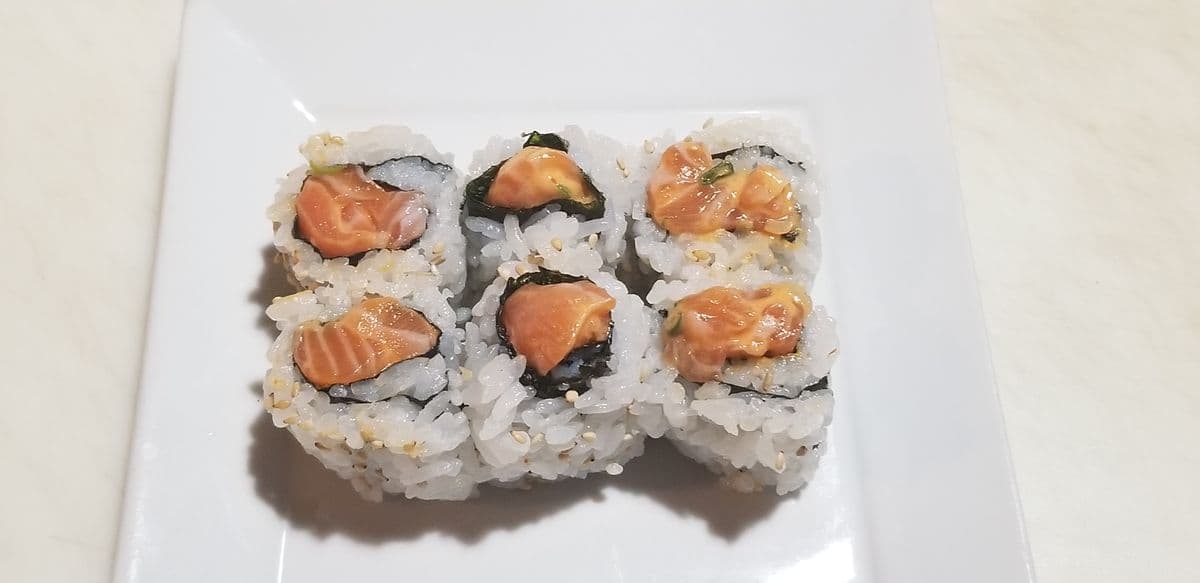Spicy Salmon Roll (6 pcs)