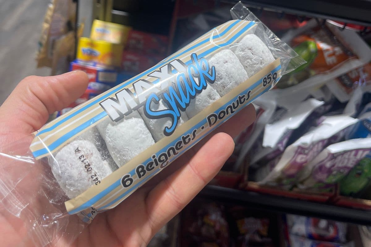 6 Powdered Sugar Donuts (85g) (380 Cal)