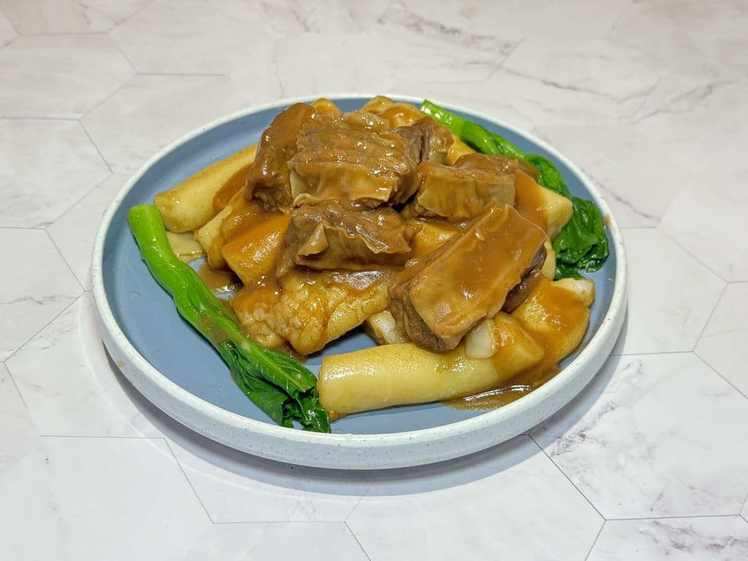 Pan Fried Rice Flour Rolls with Beef Brisket / 柱侯牛腩煎腸粉.