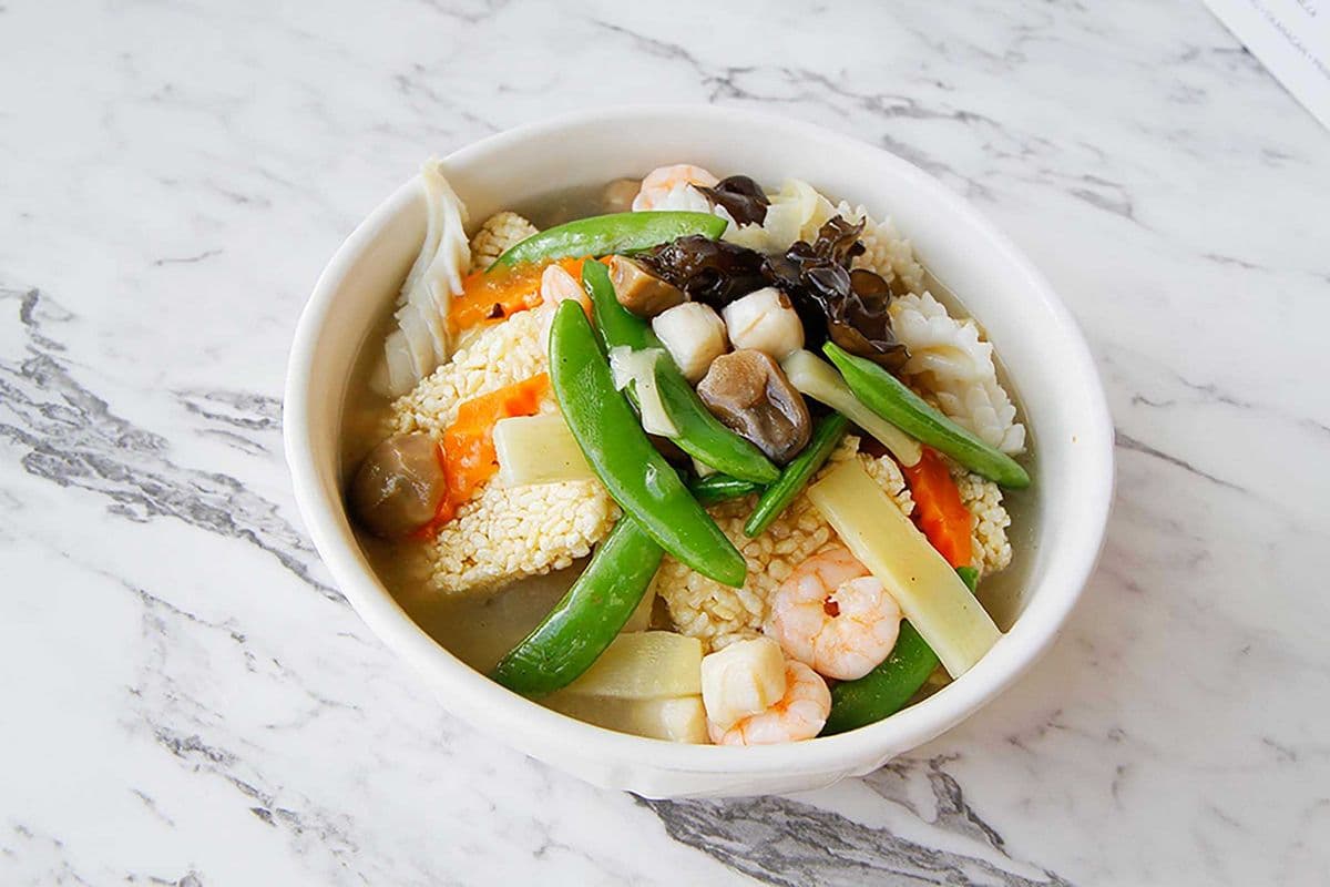 Shrimps, Squid and Snap Peas on Crispy Rice 海鮮鍋粑