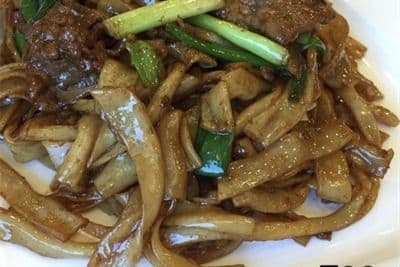 F09. Fried Rice Noodle with Beef and Bean Sprout  干炒牛河