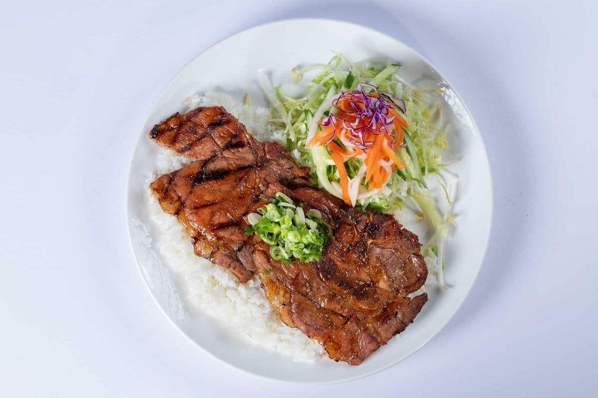 28. Charbroiled Lemongrass Pork Chop / (Com Suon Uop Xa)